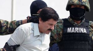 le-baron-mexicain-de-la-drogue-joaquin-el-chapo-guzman-est-escorte-par-des-policiers-le-22-fevrier-2014-a-mexico_5381595