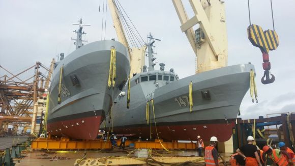 Los buques ARC “Punta Ardita” y ARC “Punta Soldado” dos patrulleras de costa CPV-46 durante su llegada al país a bordo de un buque de transporte que las transportó desde Corea del Sur.