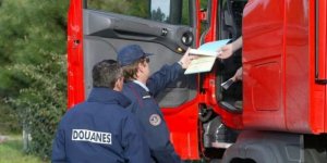 douaniers-avaient-controle-le-poids-lourds-qui_3766395_1000x500