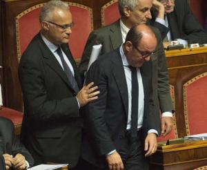 Antonio Stefano Caridi abbandona l'aula dopo il risultato del voto alla domanda di autorizzazione all'esecuzione dell'ordinanza di custodia cautelare in carcere emessa dal gip nei suoi confronti, nell'ambito di un procedimento penale per associazione mafiosa, Roma, 4 agosto 2016. ANSA/GIORGIO ONORATI