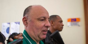 French Christophe Naudin(C) is escorted to a courtroom berfore the hearing in drug trafficking case involving two French pilots, in Santo Domingo, on September 27, 2016. Naudin is involved in the escape of French pilots Pascal Jean Fauret and Bruno Odos, convicted of drug trafficking. / AFP PHOTO / ERIKA SANTELICES
