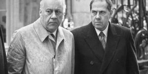 robert-pandraud-a-la-gauche-de-charles